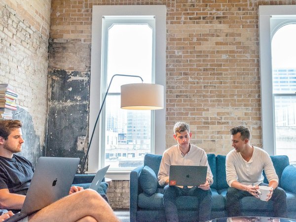 Comment appliquer les modèles de leadership transformationnel dans les start-ups technologiques ?