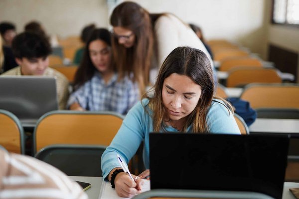 Quels sont les cours et modules qui composent une formation en BTS ATI ?